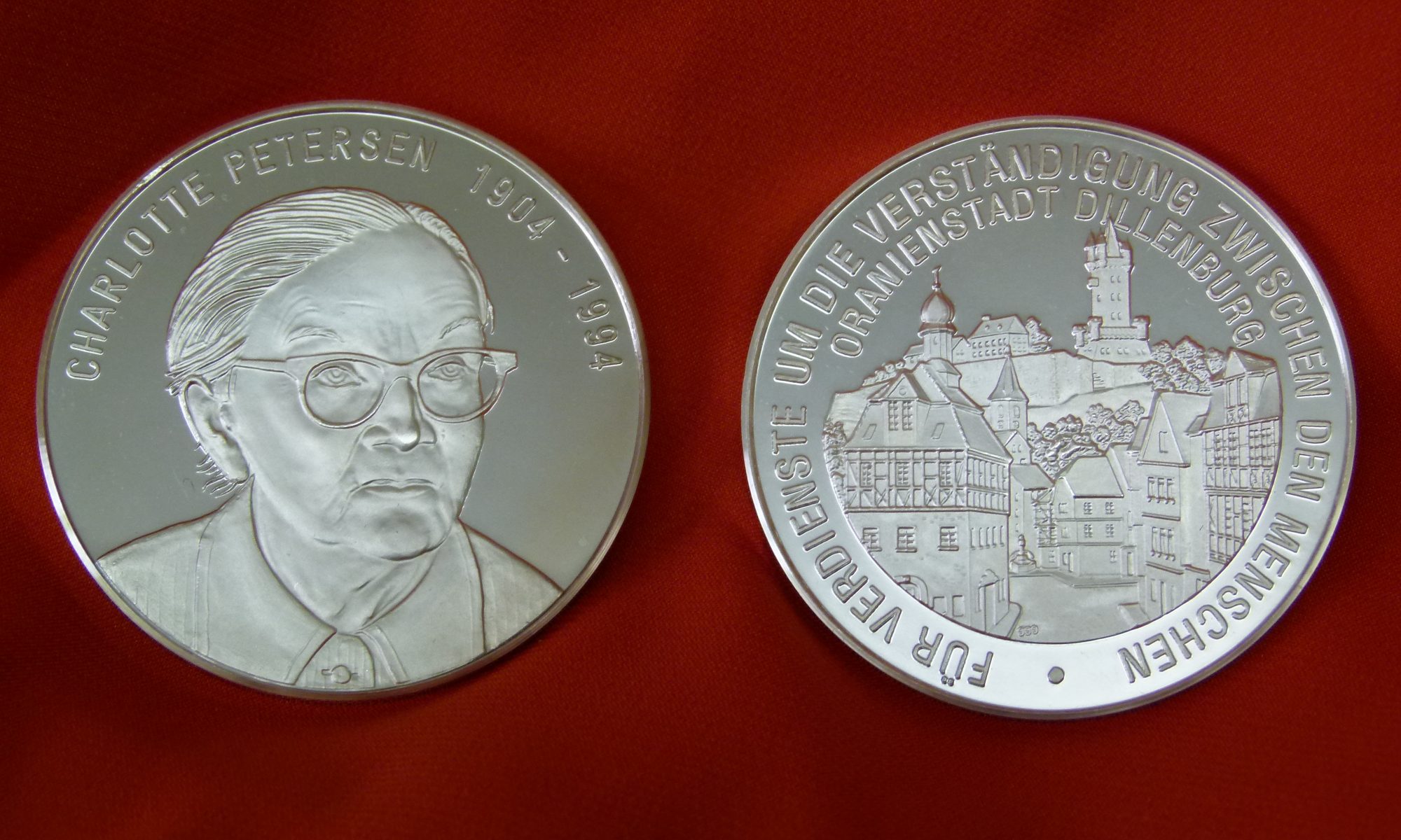 Charlotte-Petersen-Medaille. Mit einem Klick gehts zur Veranstaltung "Verleihung der Charlotte-Petersen-Medaille an Christoph Heubner".
