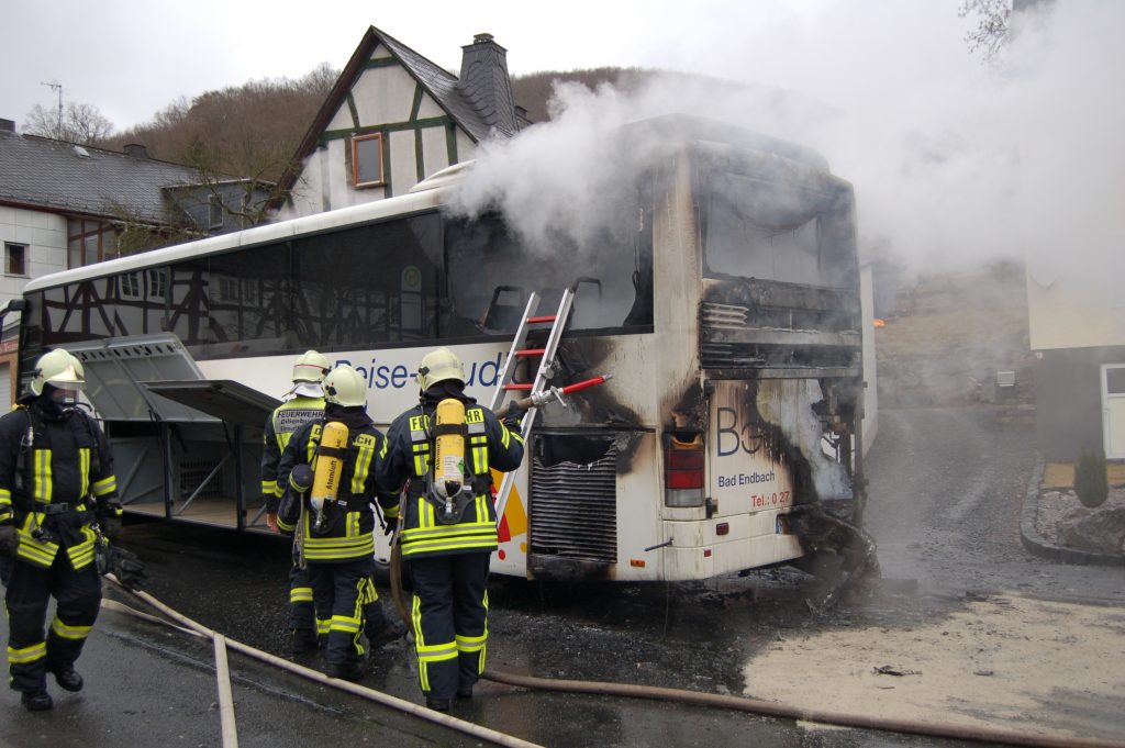Löschen des Busbrandes