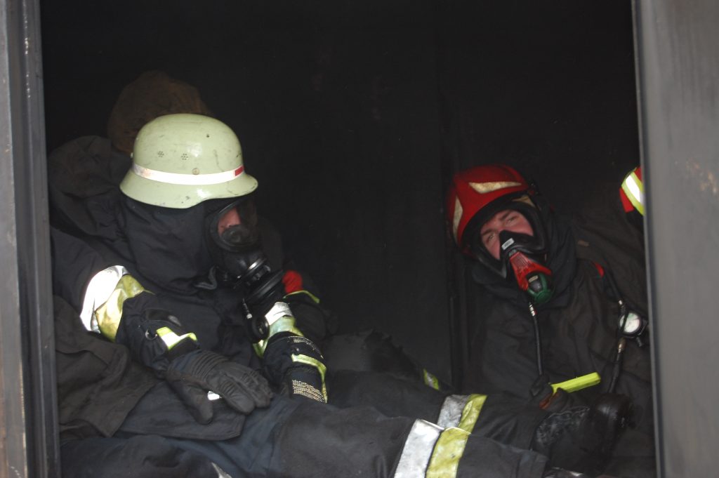 Feuerwehrleute bei der Heißbrandausbildung 